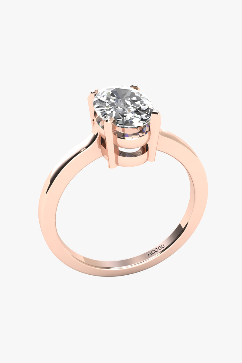 Oval engagement ring